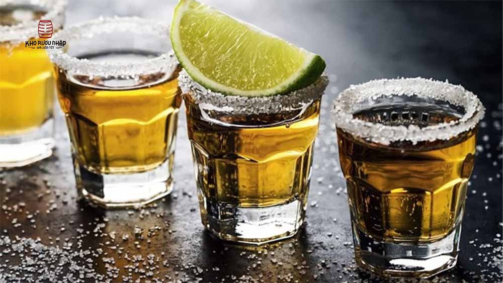 Uống tequila với chanh và muối