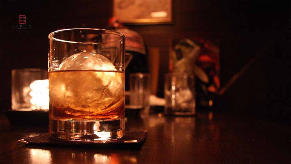 thưởng thức rượu whisky với đá